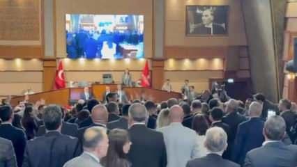 İBB Meclisi'nde kavga! Su şişeleri ve yumruklar havada uçuştu