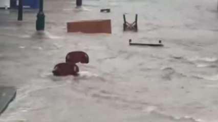 İzmir'in çilesi: Çeşme'de yollar göle döndü, masa ve sandalyeler akıntıya kapıldı
