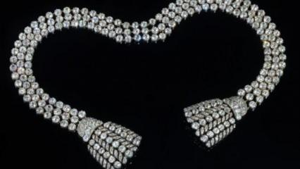 Krali&ccedil;enin elmas kolyesi rekor bedele satıldı