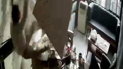 Temizlik için çıktığı asma tavanın çökmesiyle kendini yerde buldu!