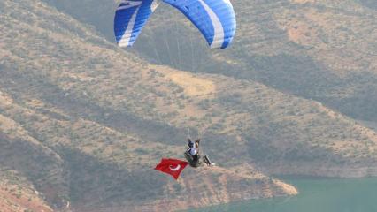 Yamaç paraşütü tutkunları Siirt semalarını renklendiriyor!