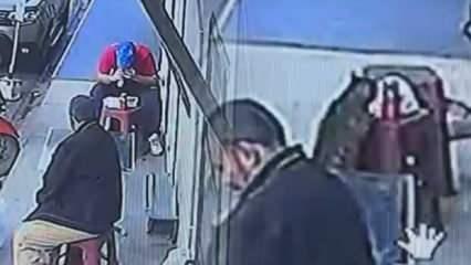 Adana'da fırsatçı kedi işçinin tabureye bıraktığı döneri bakın nasıl çaldı
