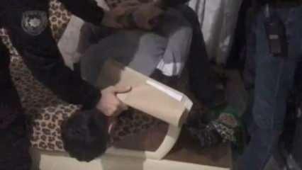 Aranan şahıs koltuk arkasında saklanırken yakalandı