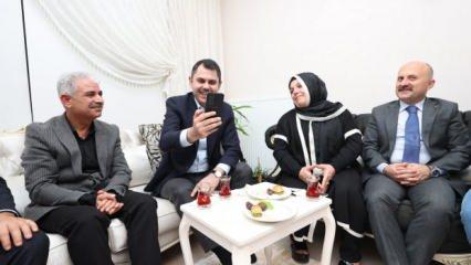 Bakan Kurum, Adıyaman'da depremzede öğretmenin yeni evine misafir oldu