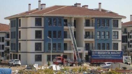 Depremzedeler kısa sürede inşa edilen konutlarına yerleşiyor