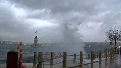 İstanbul'da kuvvetli lodos: Uçaklar havada tur atıyor
