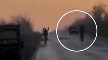 'Mayın var' diye askeri aracı uyarmak için kendini yola attı! Sonrası felaket