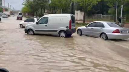 Sağanak sonrası Elazığ'ın caddeleri göle döndü