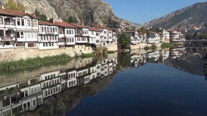 Yalıboyu Evleri Yeşilırmak Nehri&rsquo;ne yansıdı: Amasya&rsquo;dan tablo gibi g&ouml;r&uuml;nt&uuml;ler