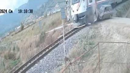 Yolcu treni ile otomobil çarpıştı