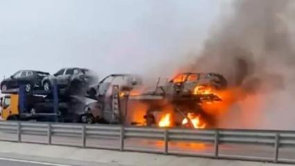 Afyonkarahisar'da sıfır araç taşınan tırda yangın! 6 araç kullanılmaz halde