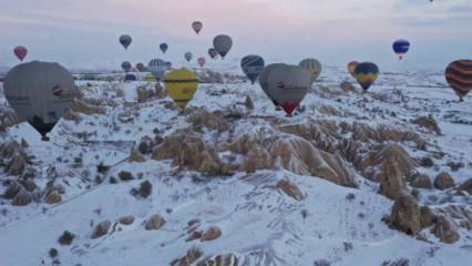 Balonlar yeniden havalandı: Kapadokya’dan kar manzaraları