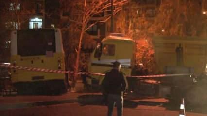 Kontrolden çıkan İETT otobüsü park halindeki kamyona çarptı