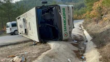 Sakarya'da ilkokul öğrencilerini taşıyan midibüs devrildi, 10 kişi yaralandı