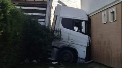 Silivri'de park halindeki tır freni boşalınca binaya çarptı