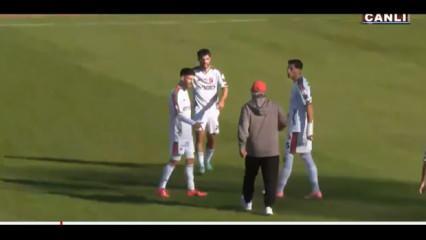 &Uuml;nl&uuml; teknik direkt&ouml;r sahaya girdi futbolcusuyla tartıştı!