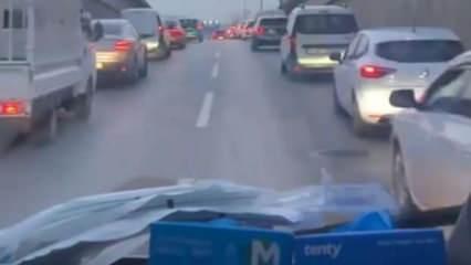 Güzel görüntüler Bursa'dan...Yoğun trafikteki "fermuar sistemi" örnek gösterilecek düzeyde
