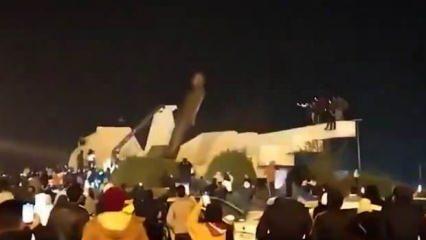 Suriye'de muhalifler Hama’daki Hafız Esad heykelini devirdi!