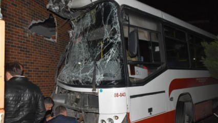 İzmir'de belediye otobüsü AVM bahçesine uçtu