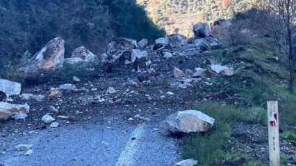 Aydın'da heyelan; Köşk-Ödemiş kara yolu çift yönlü trafiğe kapandı
