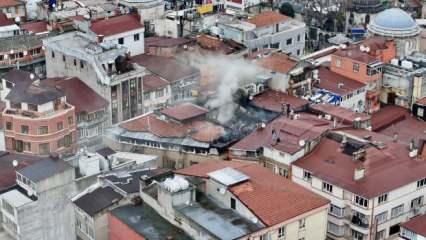 Fatih'te dört katlı binada yangın: İtfaiye müdahale ediyor!