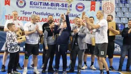 Kütahya’da eğitim çalışanları voleybol turnuvası sonuçlandı