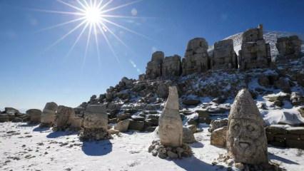 Yüzbinler güneşin doğuşunu Nemrut Dağı’ndan izledi