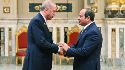 D-8 Zirvesi’nde liderlerden Başkan Erdoğan’a samimi kucaklaşma