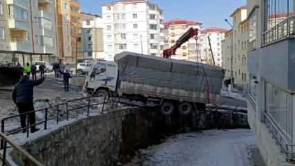 Görüntüler Bitlis'ten: Asılı kaldığı duvar dereye uçmasına engel oldu 
