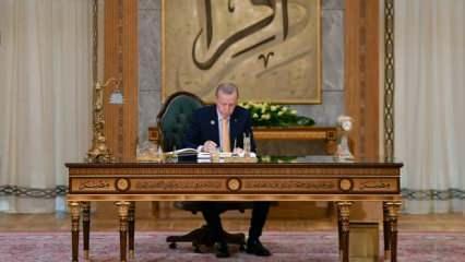 Herkes merak ediyordu! Mısır'da Erdoğan'ın masasında bakın ne yazıyormuş