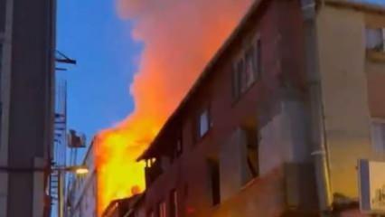 Şişli'de 3 katlı binanın çatısı alevlere teslim