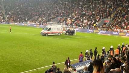 Süper Lig maçında talihsiz olay! Ambulansla hastaneye kaldırıldı