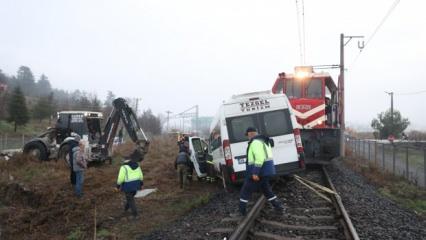 Tren, servis minibüsüne çarptı! Yaralılar var