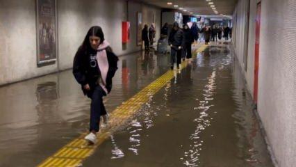 Ulubatlı Metro istasyonunu su bastı: Vatandaşlar yürümekte zorlandı