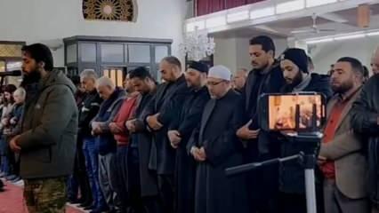 Namaz kıldıran Suriyeli asker muhteşem Kur'an'ı Kerim kıraatı ile mest etti