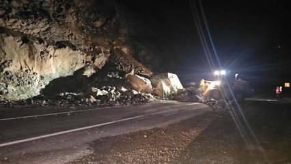 Artvin'de gece meydana gelen heyelan karayolunu ulaşıma kapattı