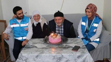 Doğum gününü ilk defa 80 yaşında sağlık ekibiyle kutladı