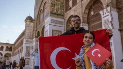 Emevi Camii'nde cuma namazı kılındı: Türk bayrakları dikkat çekti