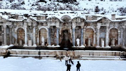 Hadrian Çeşmesi’nin büyüsü! “Aşkların ve imparatorların şehri” beyaza büründü