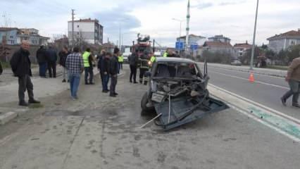 Samsun’da direğe çarpan Tofaş hurdaya döndü! 2 kişi yaralandı