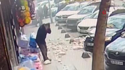 5 katlı binada balkon &ccedil;&ouml;kt&uuml;, yayalar son anda kurtuldu