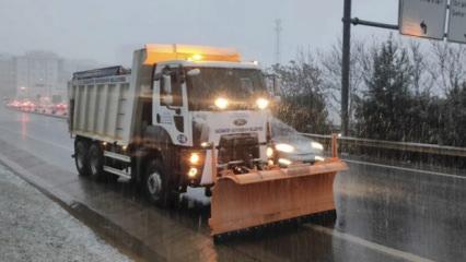 Gaziantep B&uuml;y&uuml;kşehir ekipleri kar yağışına karşı sahada