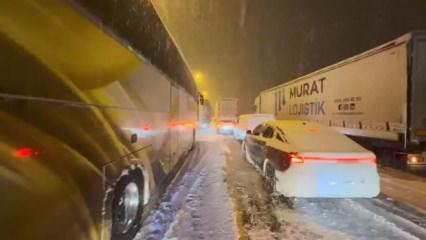 Elazığ kara teslim oldu! Tırlar ve otob&uuml;sler yolda kaldı