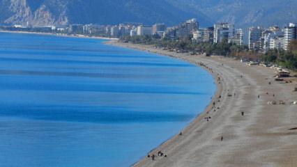 Antalya&rsquo;da iki mevsim bir arada: Deniz suyuyla ısındılar!