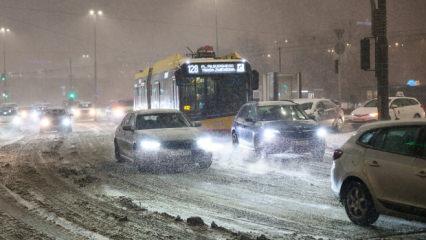 Avrupa'nın g&ouml;beğinde y&uuml;zlerce ara&ccedil;lık esaret! Şiddetli kar otoyolu fel&ccedil; etti! 