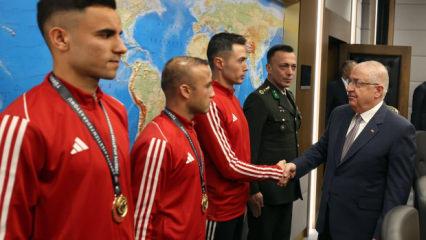 Bakan G&uuml;ler, TSK Spor G&uuml;c&uuml; Kır Koşusu Takımı'nı kabul etti