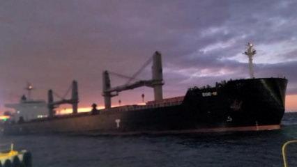 Denizde y&uuml;rekleri ağza getiren anlar: S&uuml;r&uuml;klenen kuru y&uuml;k gemisi son anda durdu