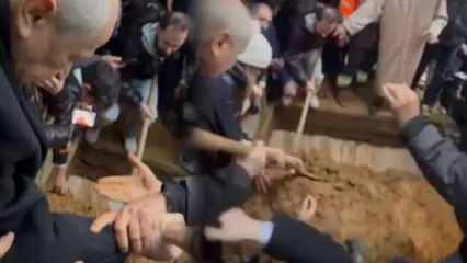 Devlet Bahçeli, Ferdi Tayfur'un mezarına toprak attı