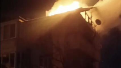 D&uuml;zce&rsquo;de korku dolu anlar: 3 katlı binanın &ccedil;atısı alev alev yandı