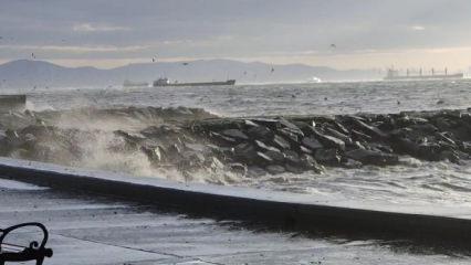 Fırtına nedeniyle Adalar'da vapur engeli